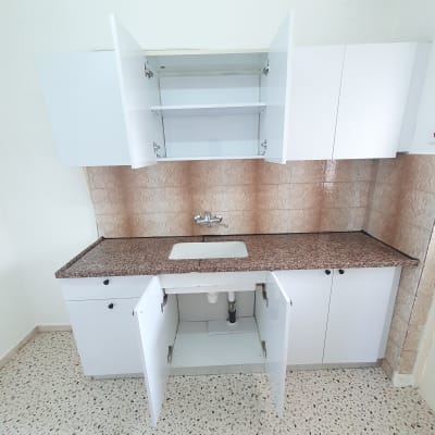 ארונות מטבח פתוחים עם כיור וברז