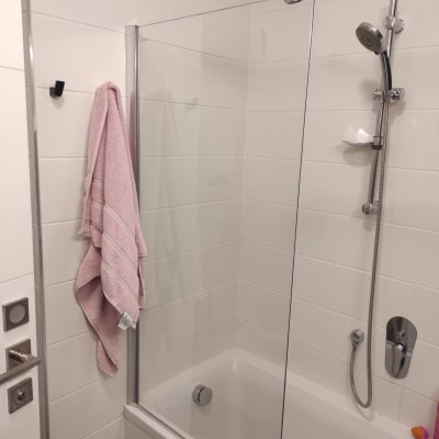 מקלחת עם דלת זכוכית וברז מקלחת מותקן