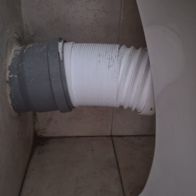 צינור מחובר לאסלה בחדר אמבטיה