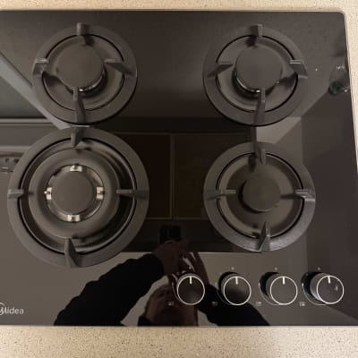 כיריים גז עם ארבעה מבערים וכפתורי שליטה