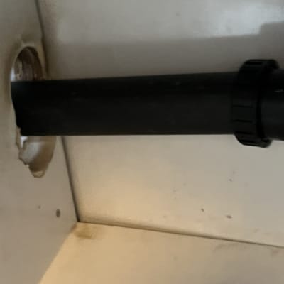 צינור שחור עם מחבר מתחת לכיור