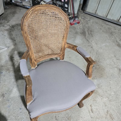 כיסא מרופד עם מסגרת עץ וסריג גב.