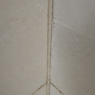 תקריב של פינת קיר עם אריחים