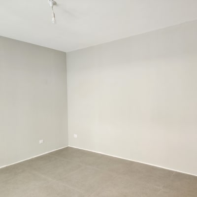 קיר צבוע בצבע בהיר בחדר ריק