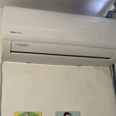 מזגן מותקן על קיר בחדר