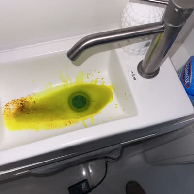כיור עם נוזל צהוב ובדיקת נזילות