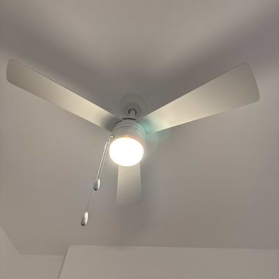 מאוורר תקרה עם תאורה ומתג חוטי תלוי