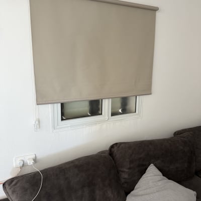 תריס גלילה מותקן מעל חלון בסלון