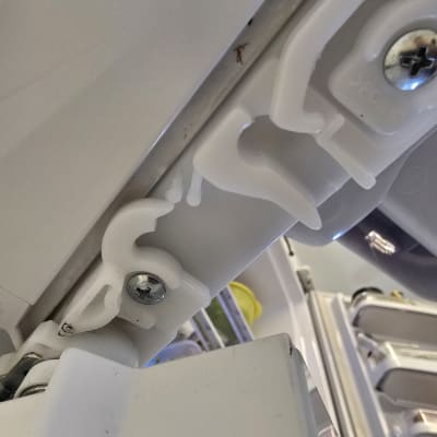 חלקי פלסטיק וברגים במקרר