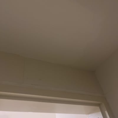 תקרה ודלת עם מסגרת, ללא כלי עבודה נראים