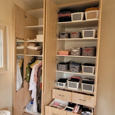 ארון בגדים עם מדפים, מגירות וסלים לארגון בגדים
