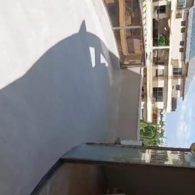 מרפסת עם מגב אדום על הרצפה