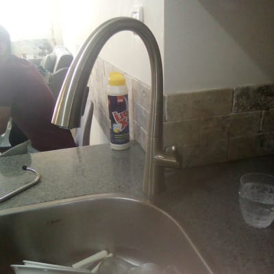 ברז נירוסטה במטבח עם כלים בכיור