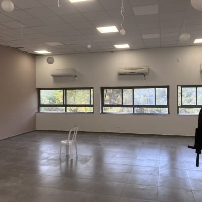 כיסא פלסטיק לבן בחדר עם קירות צבועים