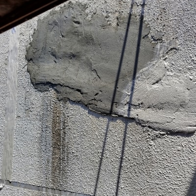 תיקון טיח על קיר חיצוני עם צללים