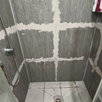 מקלחת עם אריחים ותיקוני רובה