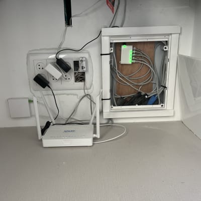 ארון תקשורת עם נתב וכבלים מחוברים