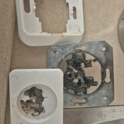 חלקי שקע חשמלי שרוף על משטח