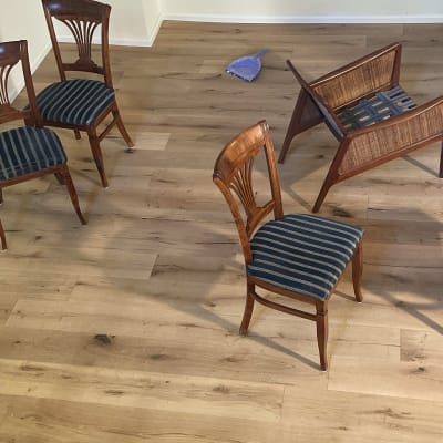 רצפת פרקט עץ עם כיסאות עץ מהגוני