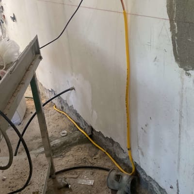 התקנת צינור גז צהוב ותשתית גז בקיר במהלך שיפוץ