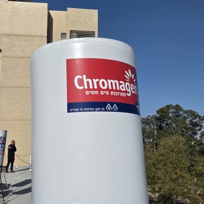 דוד שמש על גג עם רקע שמיים כחולים