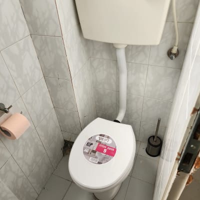 אסלה עם מדבקה, מיכל הדחה וצינור חיבור