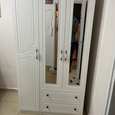 ארון בגדים לבן עם מראה בחדר
