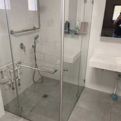 מקלחון זכוכית עם מוט אחיזה ומקלחת יד