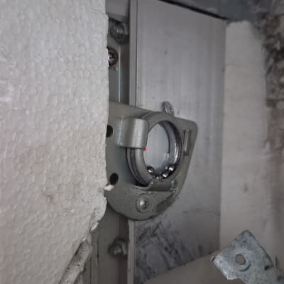 חלק מתכת בתוך מסגרת עם קלקר וקיר