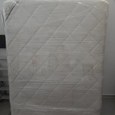 מזרן זוגי עטוף בניילון נצמד להגנה לקראת הובלה