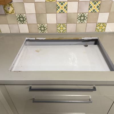 משטח שיש עם חור מלבני לכיור במטבח