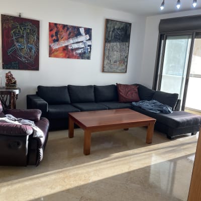 שלושה ציורים מופשטים תלויים על קיר לבן