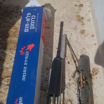 חלקי דוד שמש על רצפה, כולל גוף חימום ואריזה