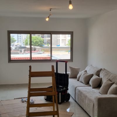 חלון אלומיניום עם מסגרת חומה בחדר