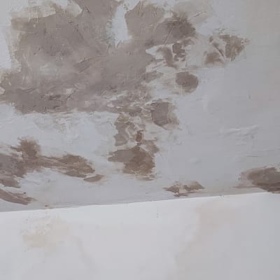 תיקון טיח בתקרה עם כתמי רטיבות