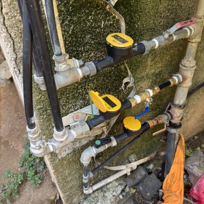 צינורות ומדי מים על קיר חיצוני