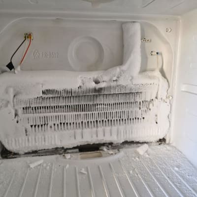 מאייד מקרר מכוסה קרח עם חוטים חשמליים