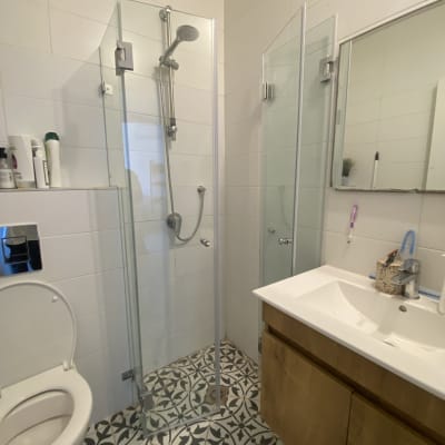 מקלחון זכוכית עם ראש מקלחת מתכת