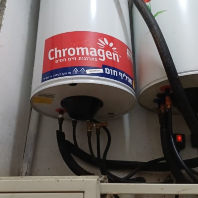 דוד שמש של חברת Chromagen מותקן על קיר