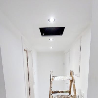 סולם עץ בחדר עם תקרת גבס מוארת