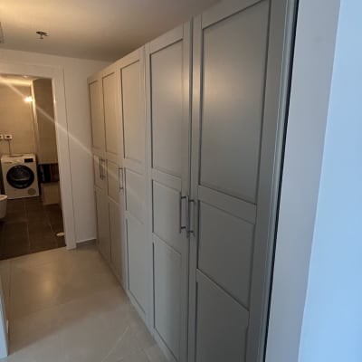 ארונות בגדים מותקנים במסדרון עם רצפת אריחים