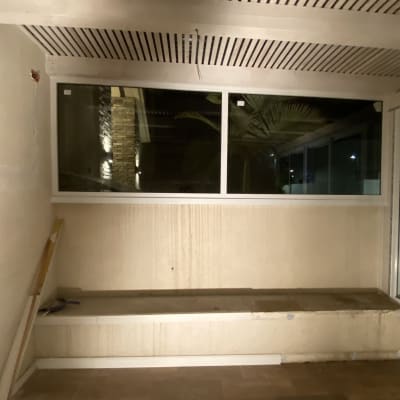 חלון אלומיניום עם מסגרת לבנה על קיר