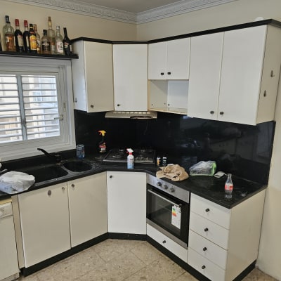 מטבח עם ארונות וכלים, ללא אנשים נראים