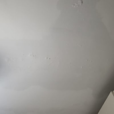 תקרה עם סימני רטיבות ונפיחות