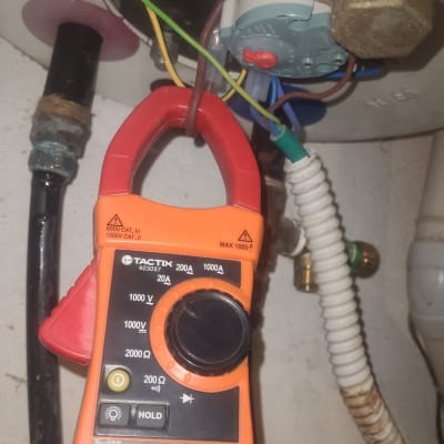 מד אמפר מחובר לדוד שמש עם חוטים חשמליים