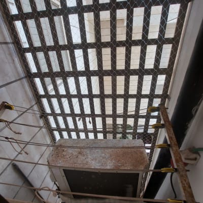 רשת מתכת מותקנת למניעת כניסת יונים