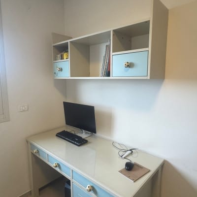 שולחן עבודה עם מדפים ומחשב