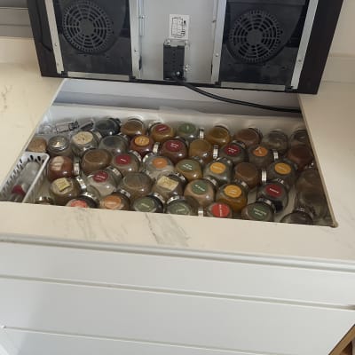 מגירת תבלינים במשטח שיש במטבח