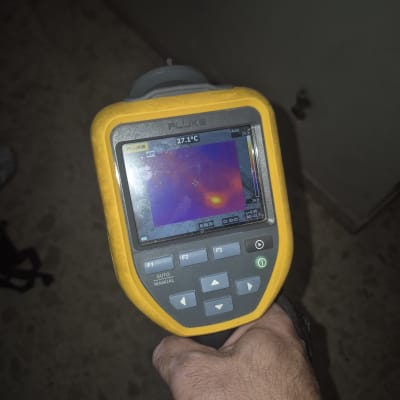 מד חום תרמי מציג טמפרטורה על קיר