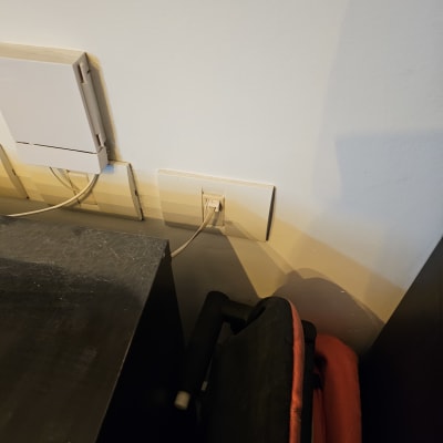 שקעי תקשורת וכבלים על קיר